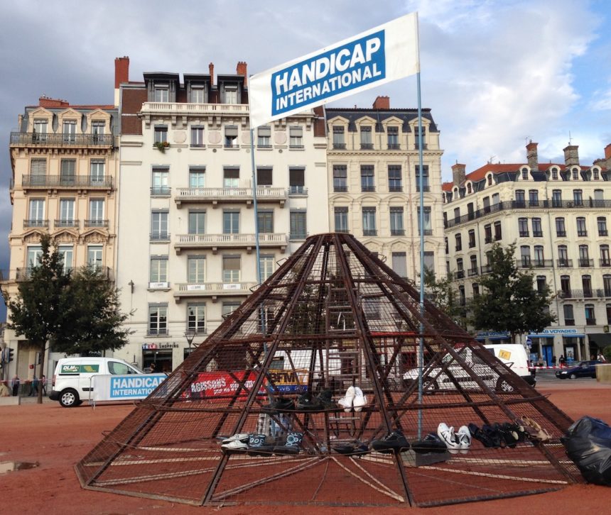 La Pyramide de Chaussures place Bellecour ©VR