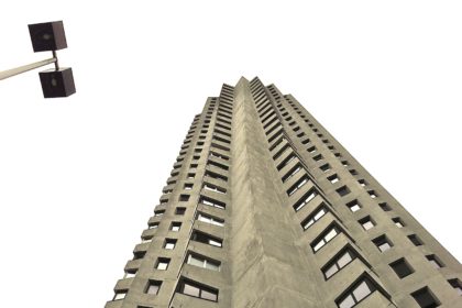 La Tour panoramique de la Duchère, conçue par François-Régis Cottin, a une structure en étoile qui, en plus de donner du caractère au bâtiment, offre plusieurs expositions solaires à chaque appartement. © VR
