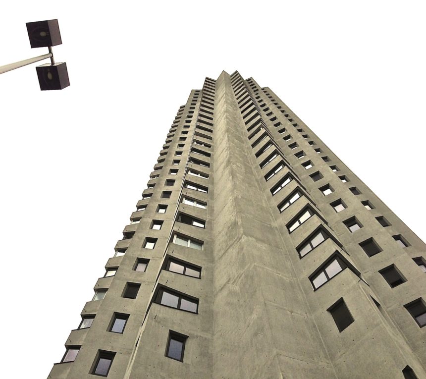 La Tour panoramique de la Duchère, conçue par François-Régis Cottin, a une structure en étoile qui, en plus de donner du caractère au bâtiment, offre plusieurs expositions solaires à chaque appartement. © VR