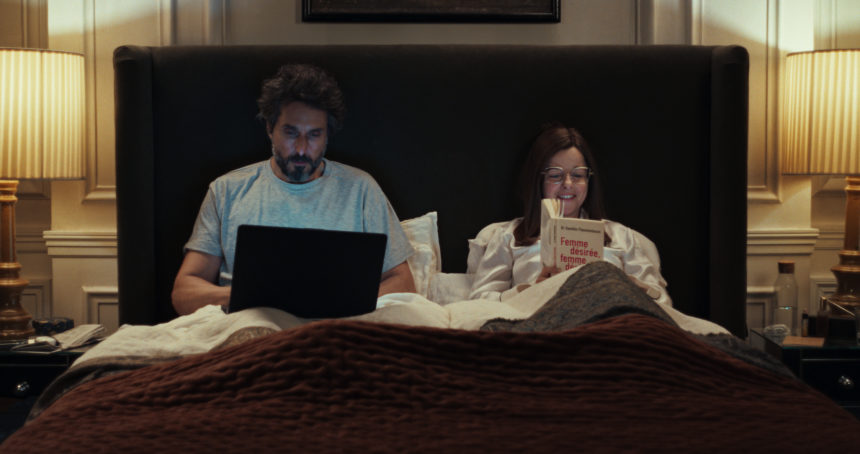 Femme qui lit et rit au lit…© CHAPKA FILMS – LA FILMERIE – FRANCE 3 CINEMA