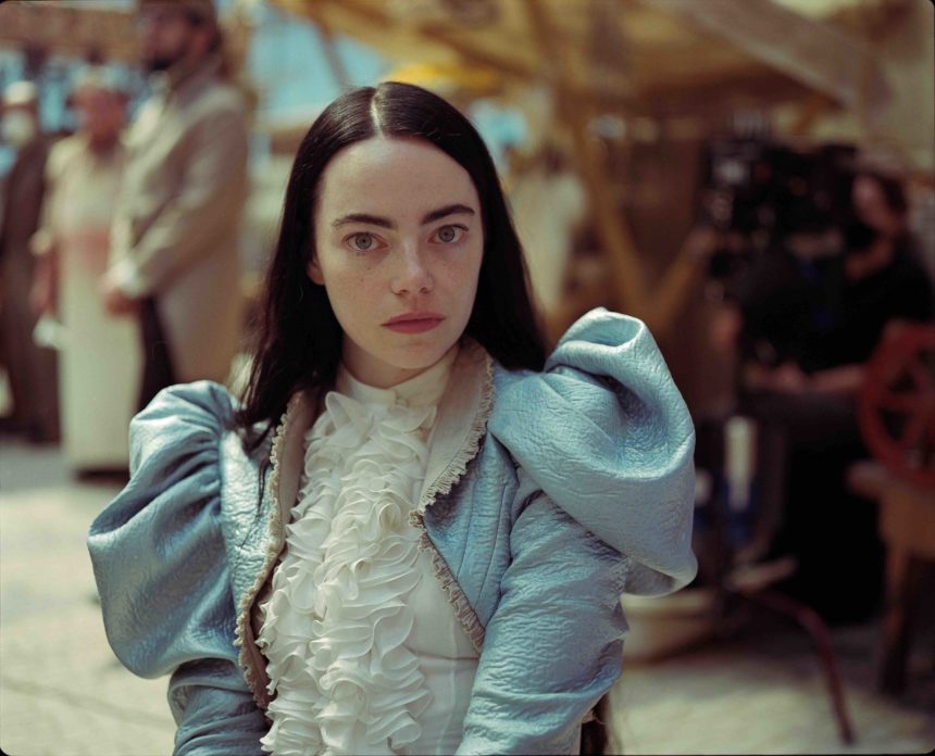 Ne vous y risquez pas ; Bella vous fera baisser les yeux - Pauvres Créatures Photo Courtesy of Searchlight Pictures. © 2024 Searchlight Pictures All Rights Reserved