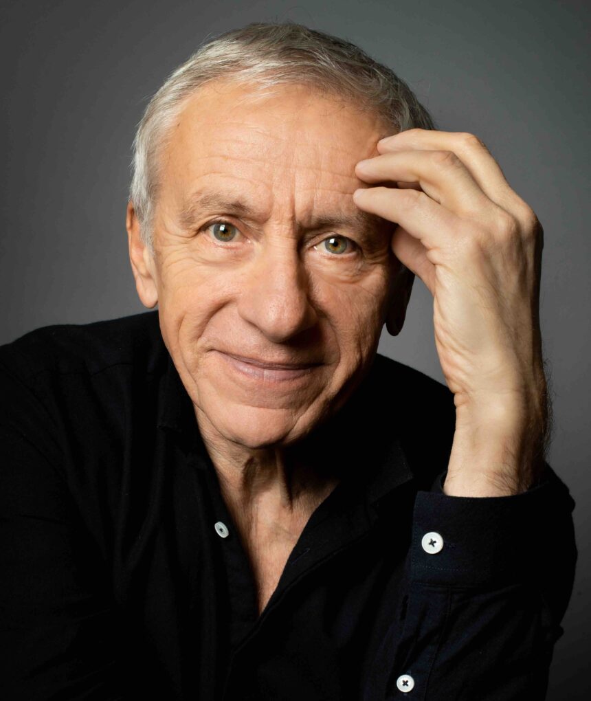 Jean-Christophe Rufin avec ses deux précieux auxiliaires : la tête et la main ©Astrid du Crollanlanza