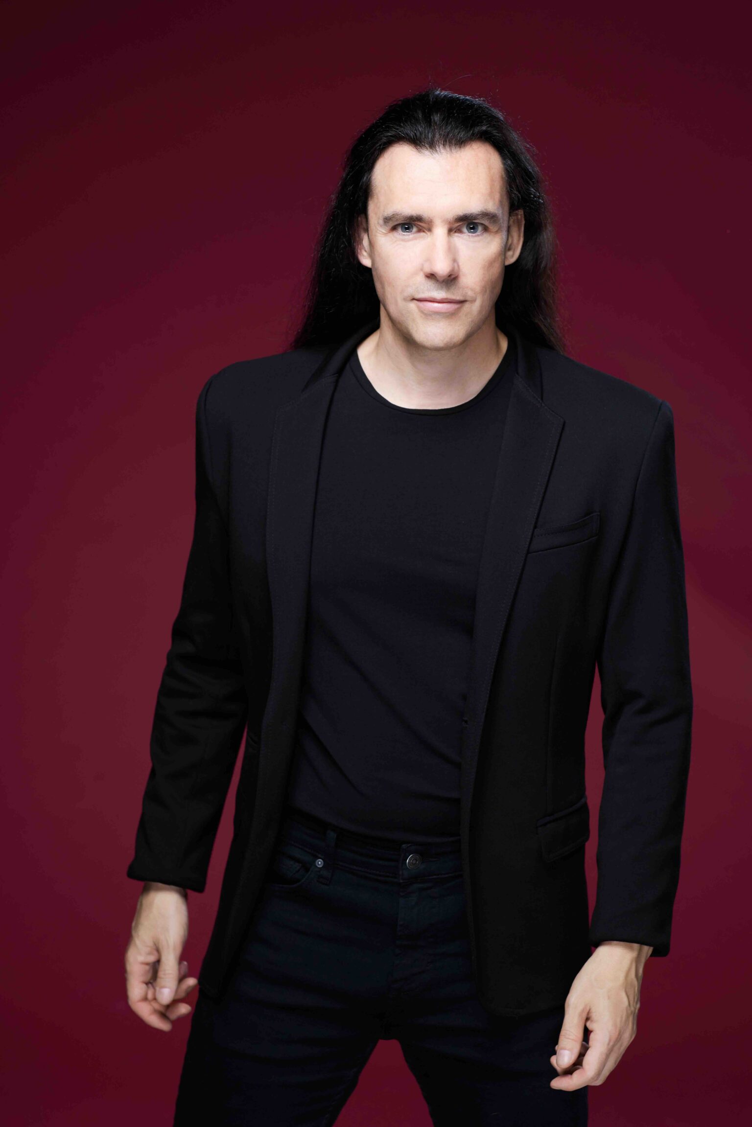 En rouge et noir, Cédric Sire n'exile pas vos peurs. Au contraire. / Photo : © Pascal Ito