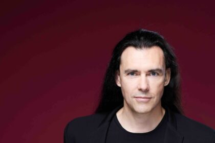 En rouge et noir, Cédric Sire n'exile pas vos peurs. Au contraire. / Photo : © Pascal Ito