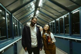 Être en couple, c'est pouvoir se reposer l'un sur l'autre / Photo : © Iconoclast