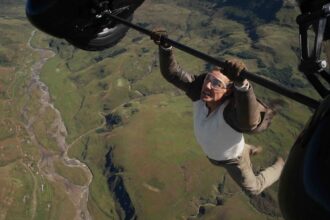 Prendre l'avion ? Le train-train d'atterrissage quotidien pour Ethan/Tom / Photo : © Paramount - Skydance