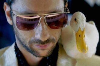 Un musicien qui pactise avec un canard, ce n'est jamais bon signe / Photo : @ Les Films du Losange