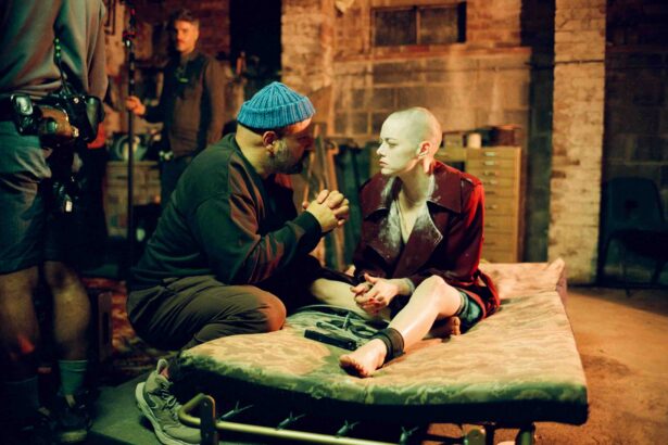 Yórgos Lánthimos est très poli quand il demande des choses à Emma Stone/ Photo : © Atsushi Nishijima/Focus Features © 2025 All Rights Reserved.