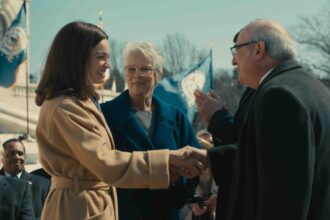 Quand vous serrez la mains à un politique, recomptez vos doigts après…/ Photo : © 2025 20th Century Studios. All Rights Reserved.