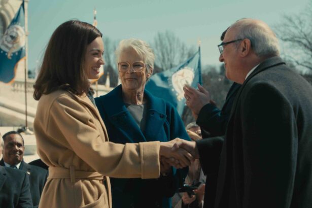 Quand vous serrez la mains à un politique, recomptez vos doigts après…/ Photo : © 2025 20th Century Studios. All Rights Reserved.