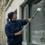 Maintenant qu'il a pris la main, Bastien Bouillon continue en collant les affiches du film / Photo : © Christine Tamalet