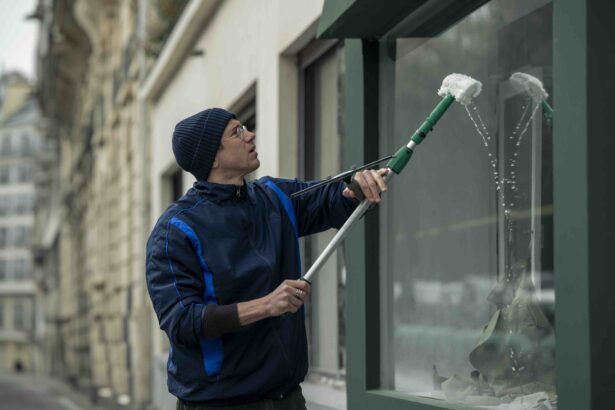 Maintenant qu'il a pris la main, Bastien Bouillon continue en collant les affiches du film / Photo : © Christine Tamalet