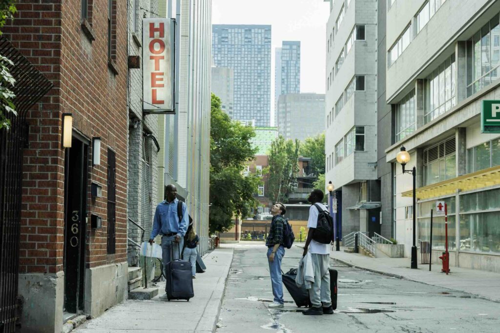 Leur auberge était (presque) à la Grande Ourse/ Photo : © Mika Cotellon © 2026 - ADNP – GAUMONT – FRANCE 2 CINEMA – MJ SPORTS MANAGEMENT