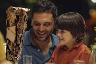 Illustration : Montage Stimento / Photo © L'ATTACHEMENT © 2024 - Karé Productions - France 2 Cinéma - Umedia / + Photo © Vincent Raymond