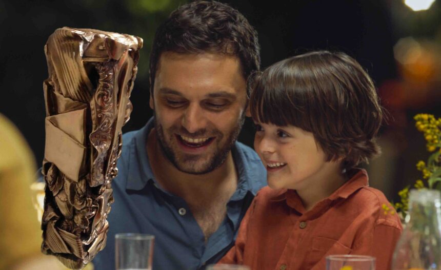 Illustration : Montage Stimento / Photo © L'ATTACHEMENT © 2024 - Karé Productions - France 2 Cinéma - Umedia / + Photo © Vincent Raymond