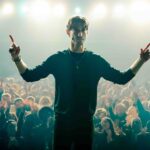 Déjà que le coach tourne le dos au public ; heureusement qu'il ne lève que l'index / Photo : © WY PRODUCTIONS - NINETY FILMS – STUDIOCANAL – M6 FILMS - Jérome Prébois