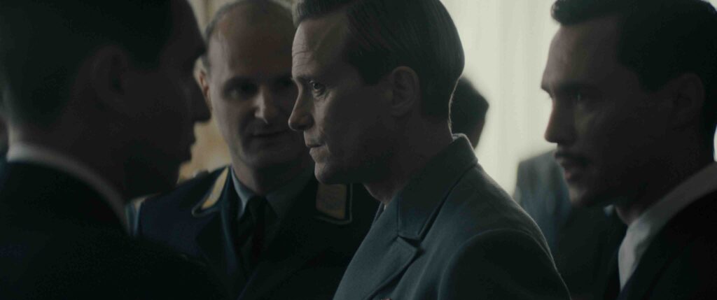 Question ombres, Otto Abetz en connaît en rayon… / Photo : © 2026 WAITING FOR CINEMA – CURIOSA FILMS – GAUMONT – FRANCE 3 CINÉMA