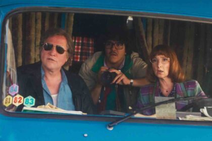 “Ray Ban sur la tête, survêtement Tacchini /Pour les plus classes des mocassins Nebuloni” (IAM) / Photo : © Pathé Films