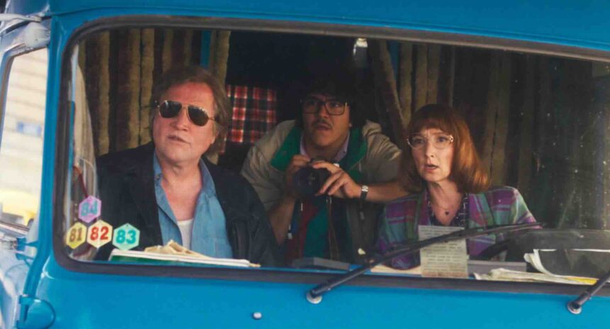 “Ray Ban sur la tête, survêtement Tacchini /Pour les plus classes des mocassins Nebuloni” (IAM) / Photo : © Pathé Films