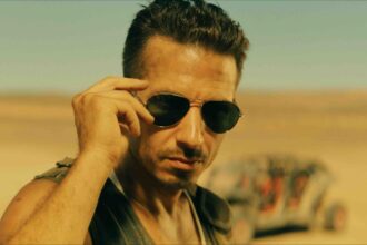 Ferrari avec pare-soleil intégré : © ICONOCLAST, BE KIND FILMS, STUDIOCANAL