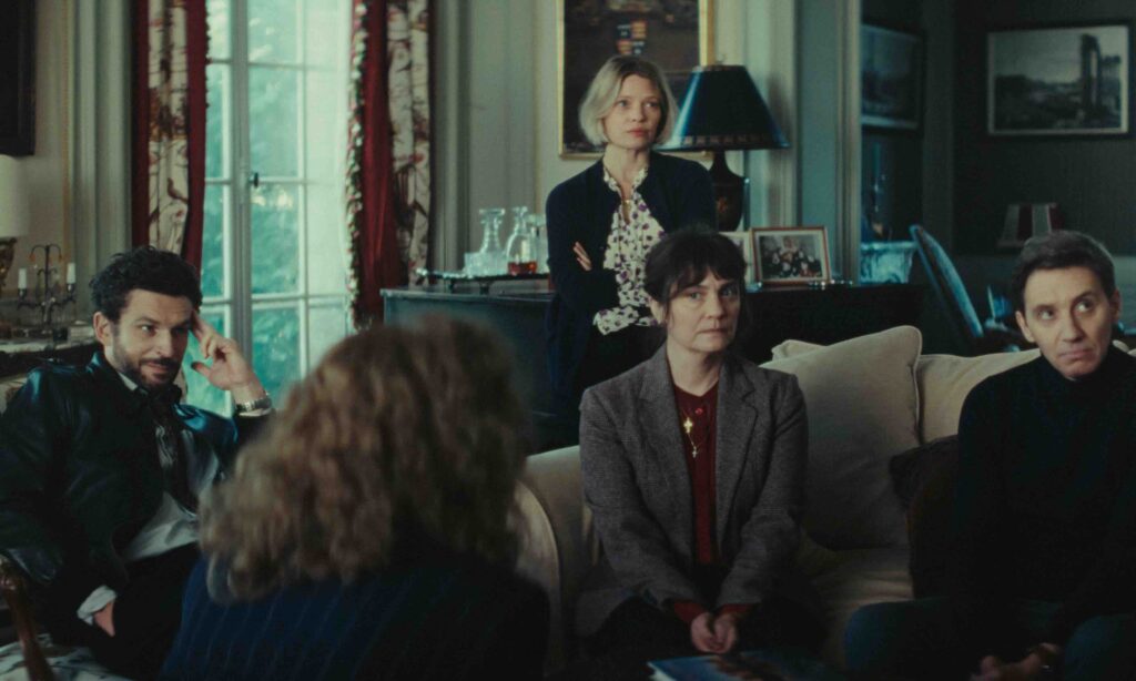 Visiblement chez ces gens-là, le canapé n'est pas pour les pièces rapportées / Photo : © Eliane Antoinette Reboot Films