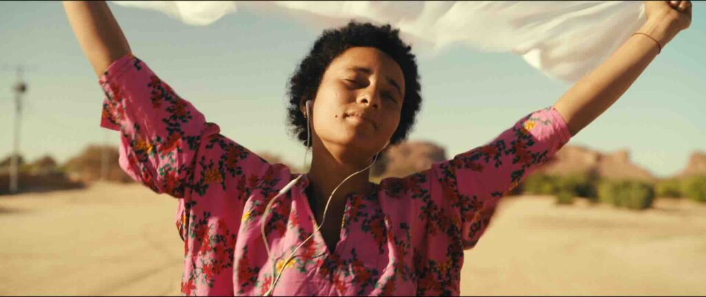 Une histoire contemporaine… Mais avec un casque à prise jack ou USBC ? / Photo : © Pili films Goï Goï productions