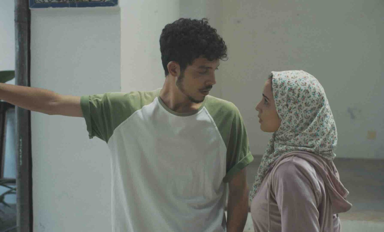 Mehdi espère avoir le bras long. Mais c'est un peu court… / Photo : © Pyramide distribution