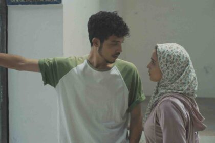 Mehdi espère avoir le bras long. Mais c'est un peu court… / Photo : © Pyramide distribution