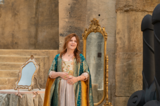 Le décor peut resservir pour Œdipe à Colone… / Photo : © © 2026 LES FILMS DU KIOSQUE – STUDIOCANAL - ANNE-FRANÇOISE BRILLOT