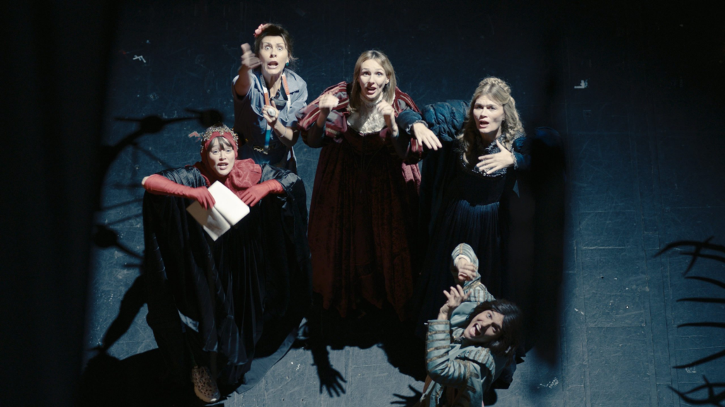 Qui a dit que les acteurs de la Comédie-Française nous prenaient de haut ? / Photo : © ATELIER DE PRODUCTION - COMEDIE FRANCAISE - FRANCE 2 CINEMA