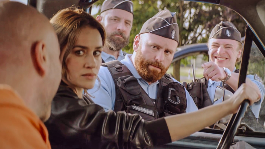 “Contravention, allez, allez/Pas d'discussion, allez, allez“ (Bourvil) / © Bamboo Films -Bamboo Production -TF1 Films Production - Studio TF1 Cinema